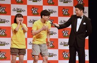 にゃんこスター（左）とあべこうじ（右）。