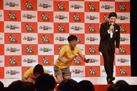 土下座するにゃんこスター。