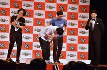 決勝進出に涙を流して喜ぶGAG少年楽団。