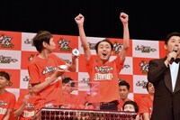 ネタ順抽選で4番を引いたアンガールズ。
