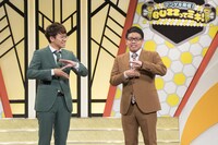 手で「BUZZ」の「Z」を作るミキ。