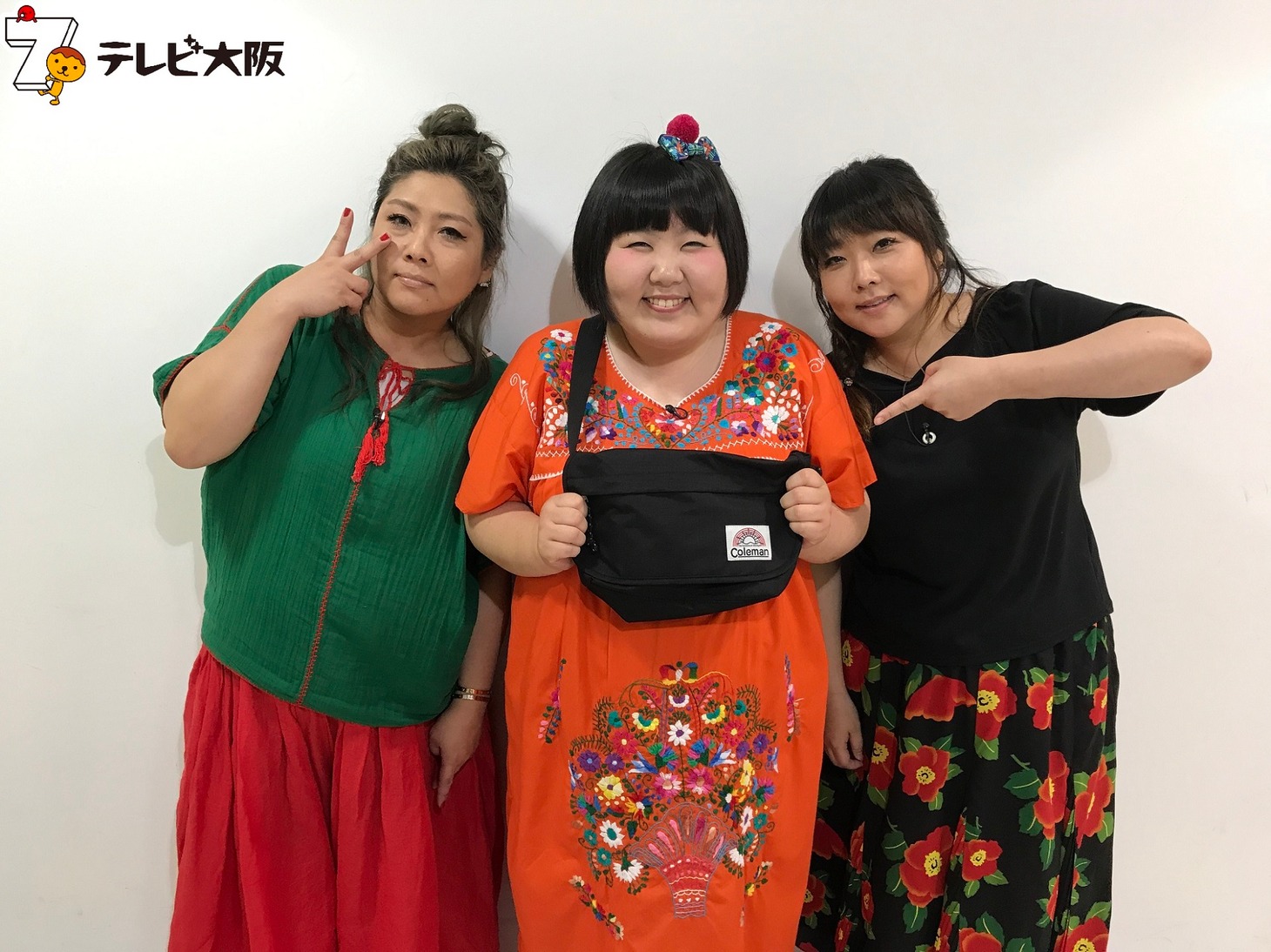 左から海原ともこ、酒井藍、海原やすよ。