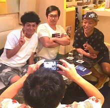 （奥の左から）流れ星ちゅうえい、ハマカーン浜谷、武井俊祐を撮影する鬼ヶ島・アイアム野田（手前）。