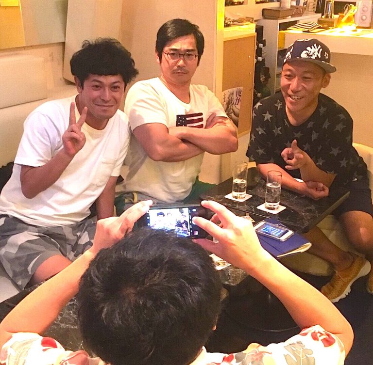 （奥の左から）流れ星ちゅうえい、ハマカーン浜谷、武井俊祐を撮影する鬼ヶ島・アイアム野田（手前）。