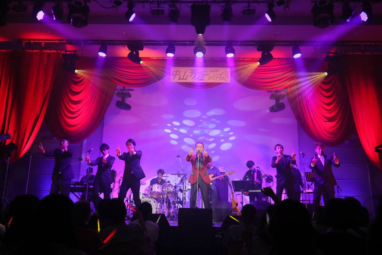 「50th Anniversary Live」に出演した中山秀征（中央）とジャナイズ5。