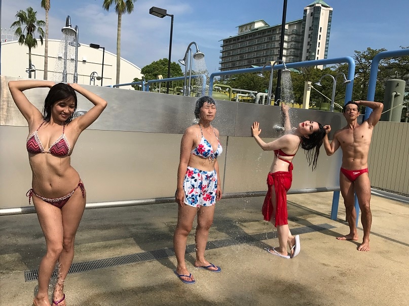 シャワーを浴びる4人。(c)CBC