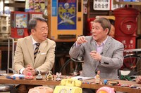 ビートたけしと池上彰（左）。(c)フジテレビ