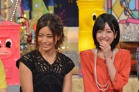 左から安枝瞳、須藤凜々花。(c)読売テレビ