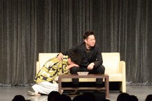 コントを披露するカナリア安達（左）とライセンス藤原（右）。