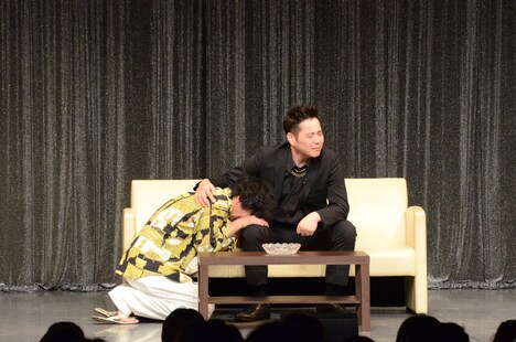 コントを披露するカナリア安達(左)とライセンス藤原(右)。