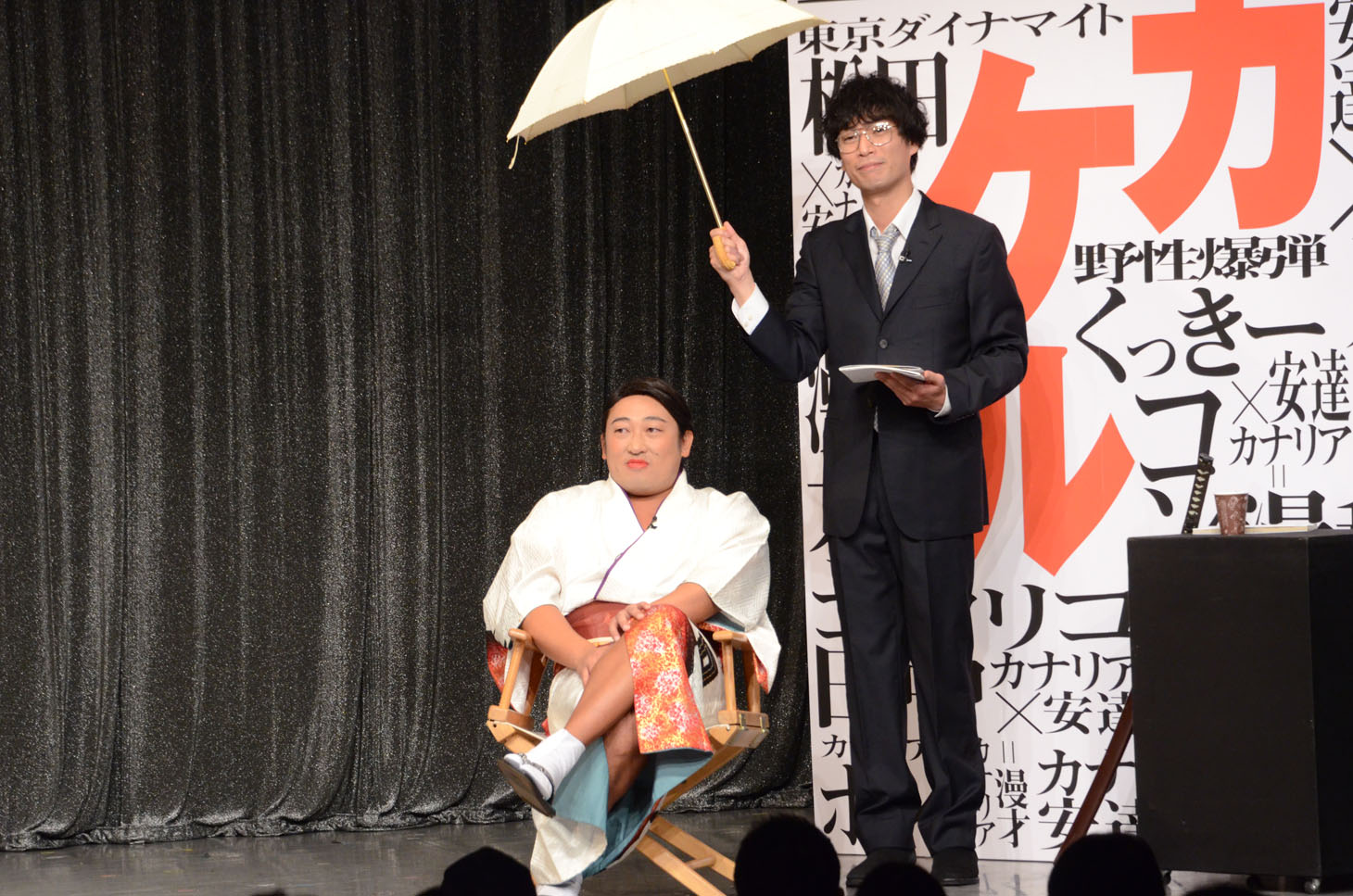 コントを披露するロバート秋山（左）とカナリア安達（右）。