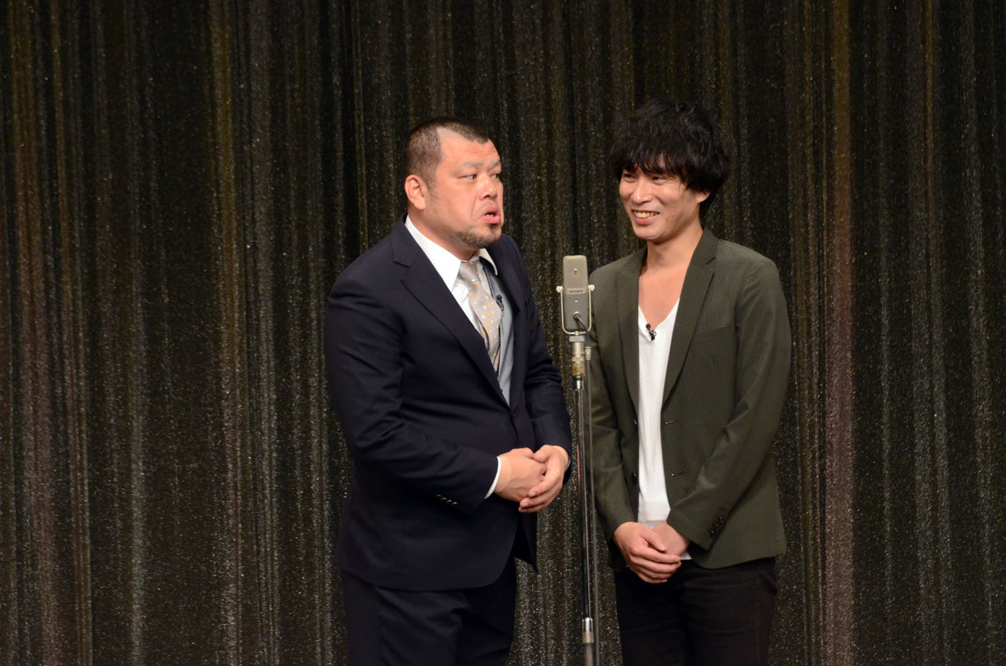 野性爆弾くっきー（左）とカナリア安達（右）。