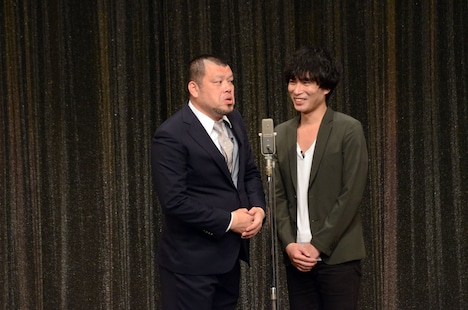 野性爆弾くっきー(左)とカナリア安達(右)。