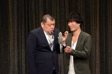 野性爆弾くっきー（左）との漫才に挑戦するカナリア安達（右）。