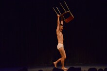 チェアーセックスを披露するココリコ田中。