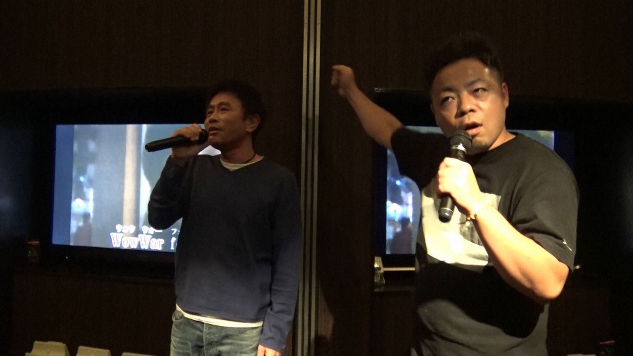 歌う浜田雅功（左）とダイアン西澤（右）。(c)MBS