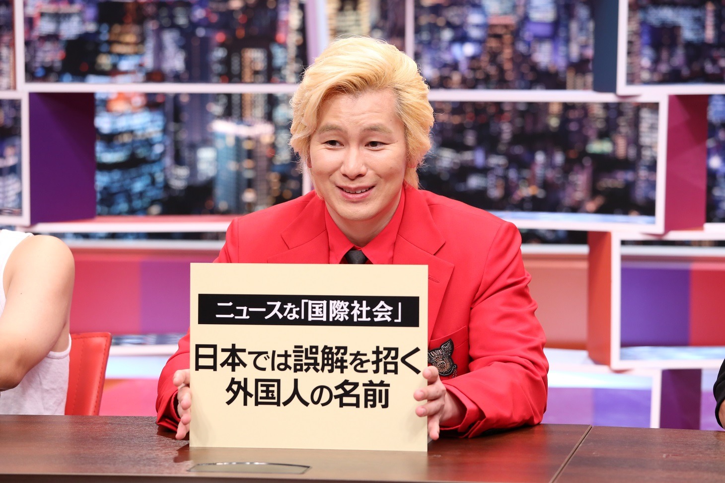 「採用！フリップNEWS」に出演する、メイプル超合金カズレーザー。(c)中京テレビ