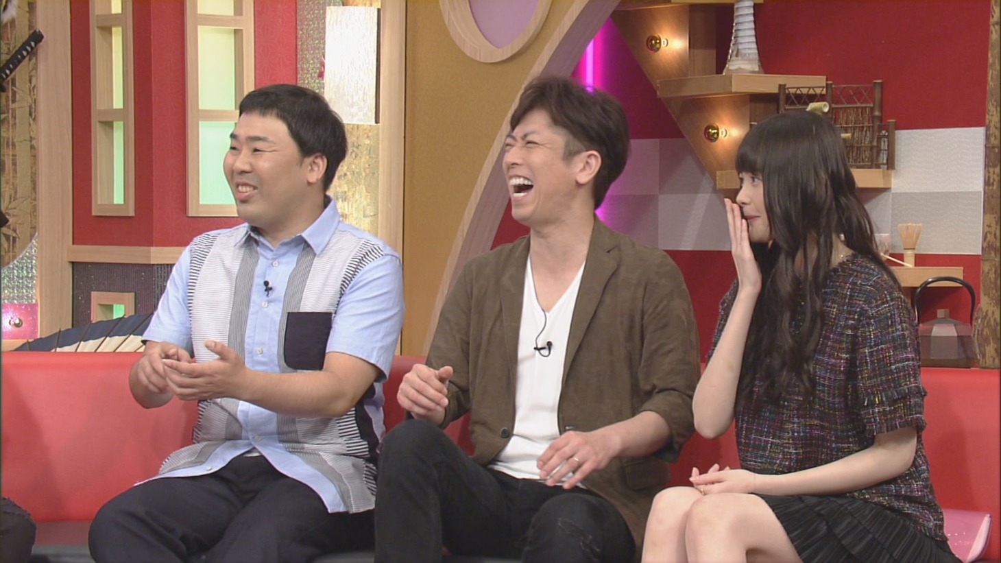 （左から）フットボールアワー、玉城ティナ。(c)CBC