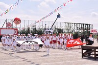 入場する（左から）松本組と浜田組。