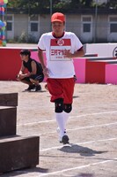 駆け足で朝礼台に向かい、準備体操に臨む、さまぁ～ず三村。