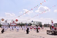 さまぁ～ず三村（右端）の先導による準備体操の様子。