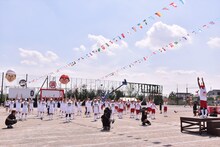 さまぁ～ず三村（右端）の先導による準備体操の様子。