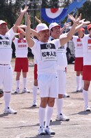 準備体操に臨むダウンタウン松本（中央）ら。