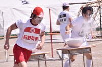 「障害物競走」に臨む、（手前左から）狩野英孝、ドランクドラゴン鈴木。