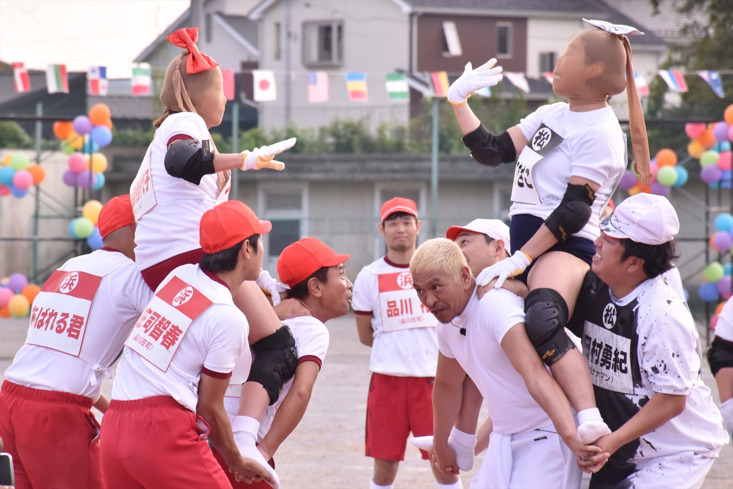 「リンカーン2017秋 第10回芸人大運動会」で「パンスト脱がし騎馬戦」に臨む、浜田組（左）と松本組（右）。