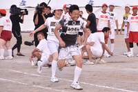 「チーム対抗リレー」に臨み、雨上がり決死隊・蛍原からバトンを受け取る、ANZEN漫才みやぞん（中央）。