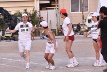 「チーム対抗リレー」で、アキラ100%（左から2人目）にバトンを受け渡すバナナマン設楽（左端）。