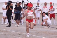 「チーム対抗リレー」に臨む、ハリウッドザコシショウ。