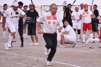 「チーム対抗リレー」に臨む、“今昔庵のマスター”に扮したレイザーラモンRG。