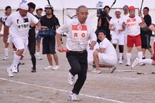 「チーム対抗リレー」に臨む、“今昔庵のマスター”に扮したレイザーラモンRG。