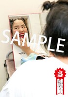 ゆりやんレトリィバァの「楽屋オフショットカード」サンプル。