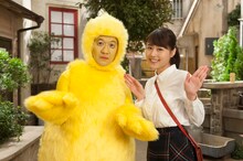 巨大ひよこ役の内村光良（左）と、「ひよっこ」ヒロインの有村架純（右）。(c)NHK