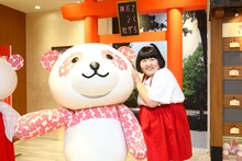 酒井藍（右）と大丸のキャラクター・さくらパンダ。