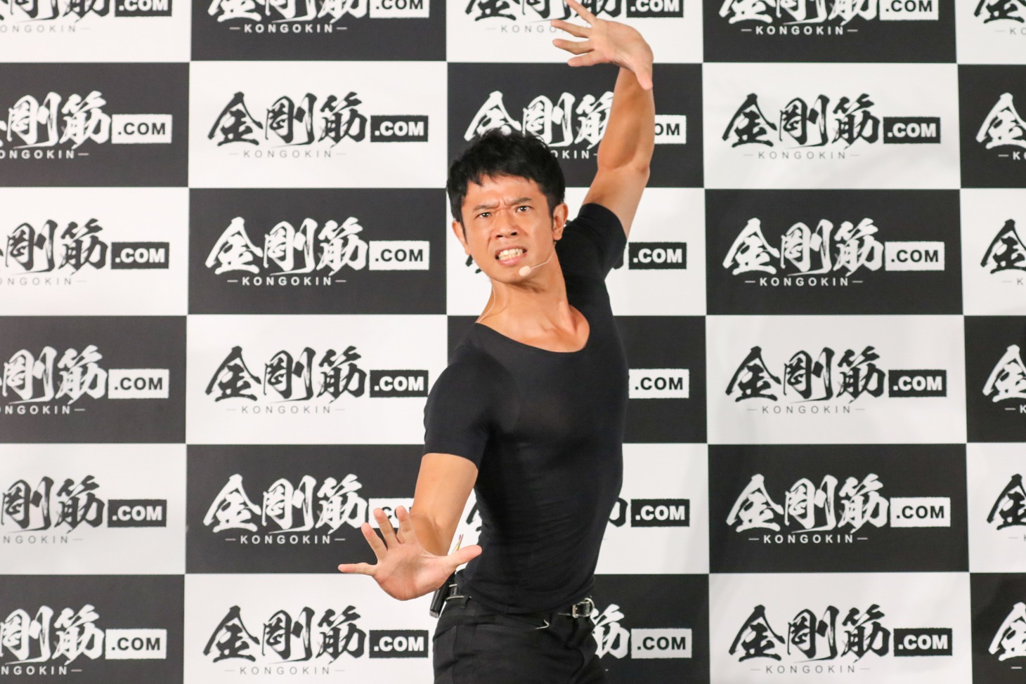「金剛筋シャツ」アンバサダー就任会見に出席した品川庄司・庄司。