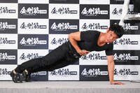 筋トレする品川庄司・庄司。