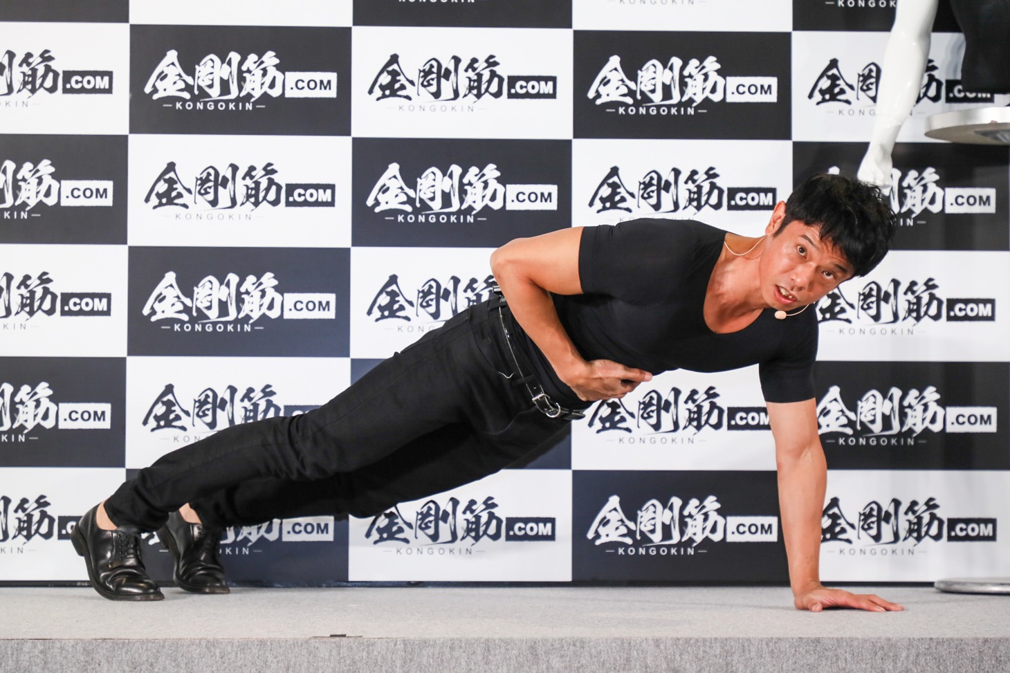 筋トレする品川庄司・庄司。