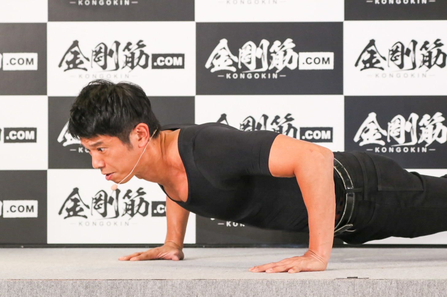 筋トレする品川庄司・庄司。