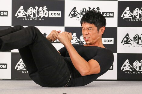 筋トレする品川庄司・庄司。