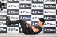 筋トレする品川庄司・庄司。