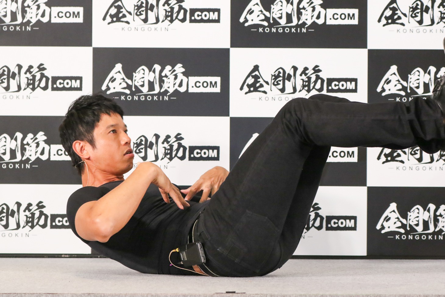 筋トレする品川庄司・庄司。