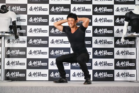 筋トレする品川庄司・庄司。