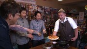 餃子を楽しむ有吉弘行ら。(c)テレビ東京