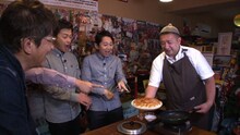 餃子を楽しむ有吉弘行ら。(c)テレビ東京