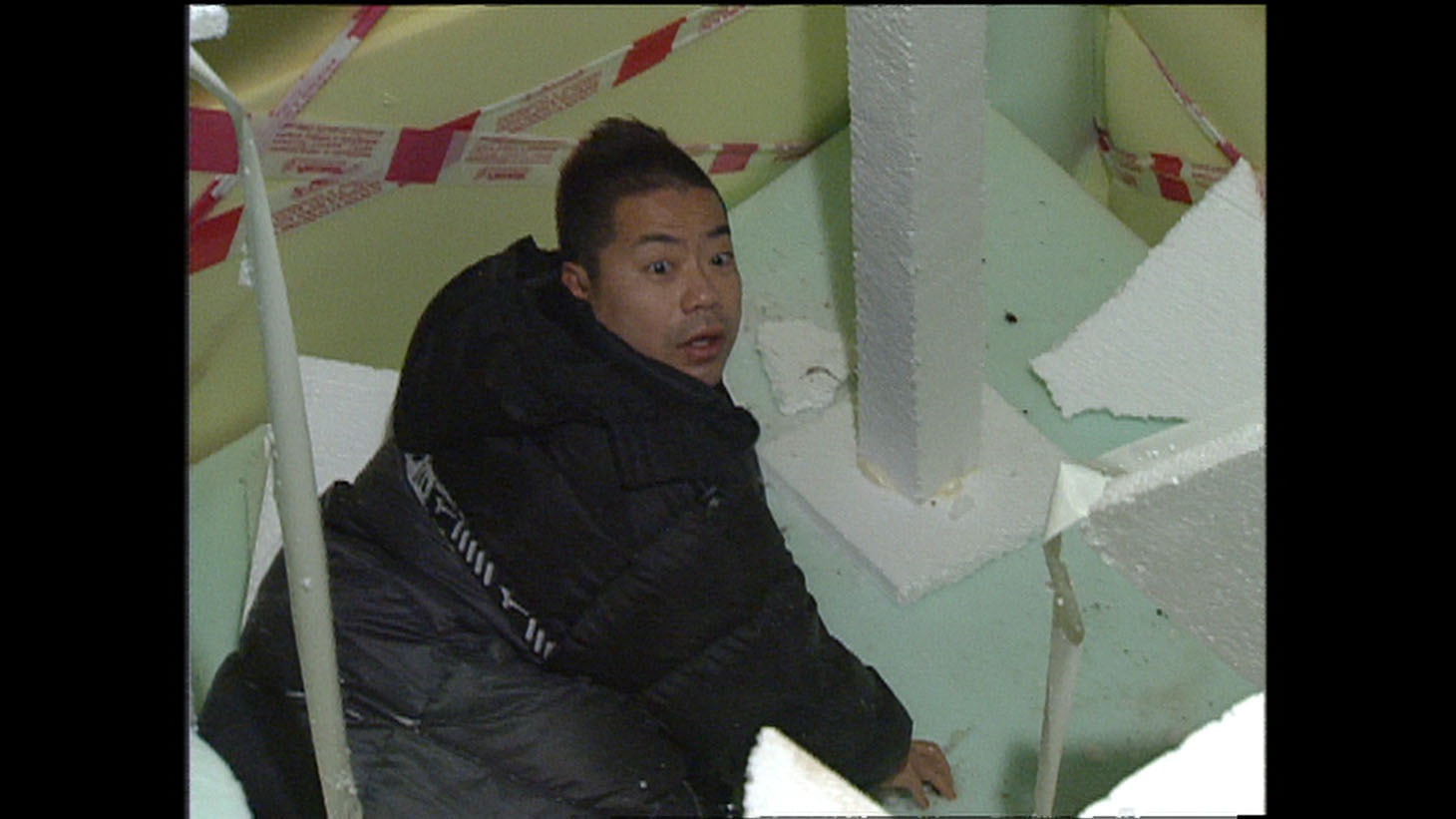 14年前、ロシアで落とし穴に落ちて唖然とする出川哲朗。(c)テレビ朝日