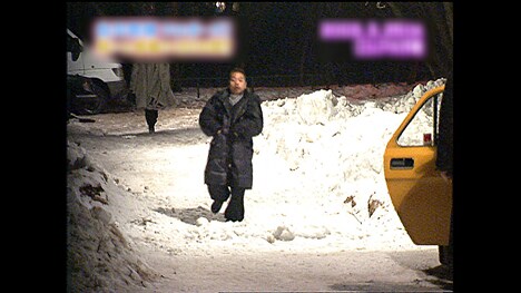 ロシアで落とし穴に落ちる寸前の出川哲朗。(c)テレビ朝日