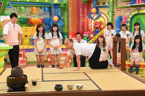 自分なりの茶道作法を披露するギャロップ林（中央）。(c)関西テレビ